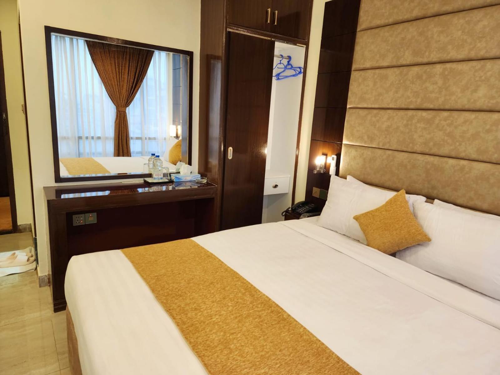 White Park Hotel & Suites Chittagong Esterno foto