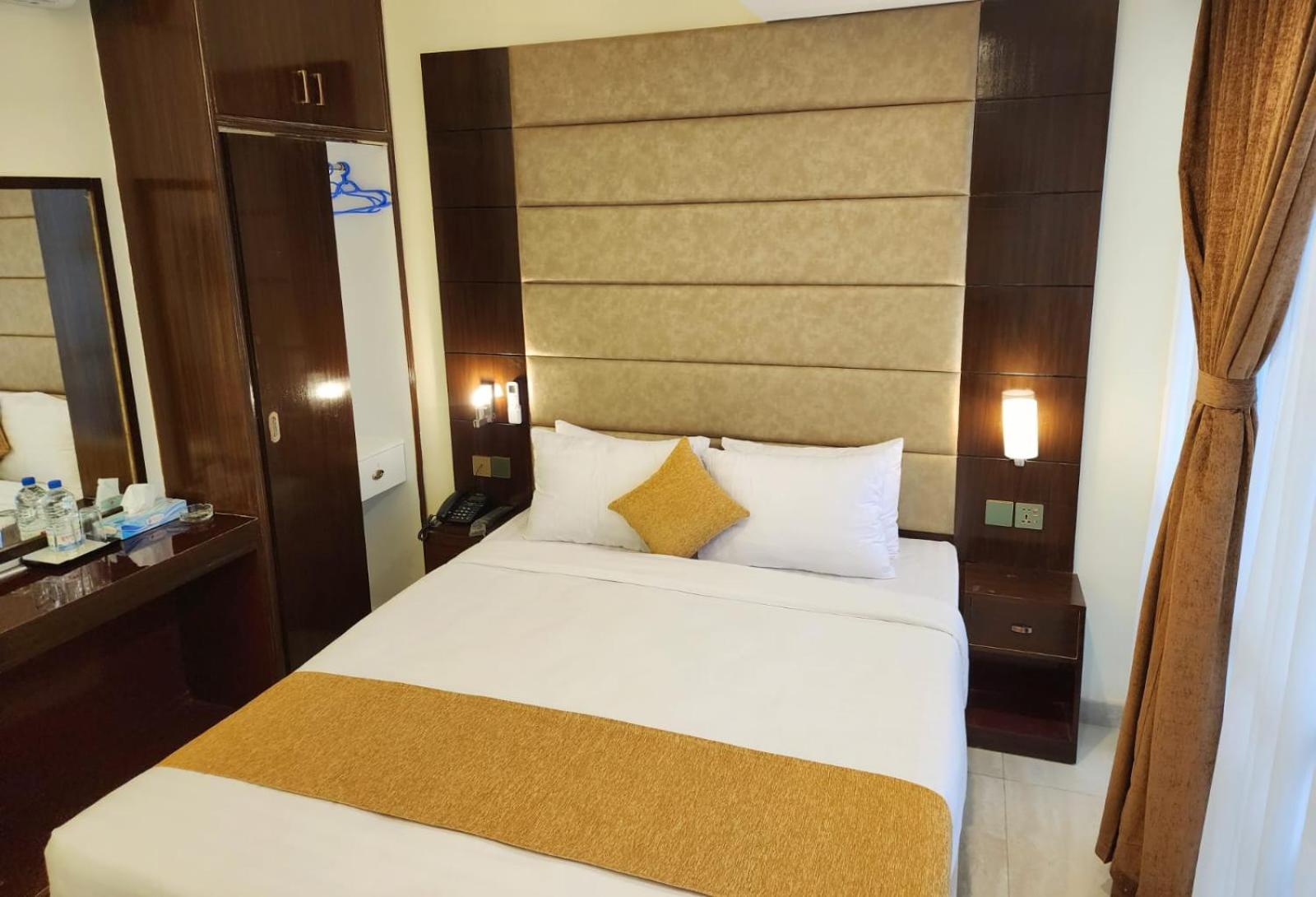 White Park Hotel & Suites Chittagong Esterno foto