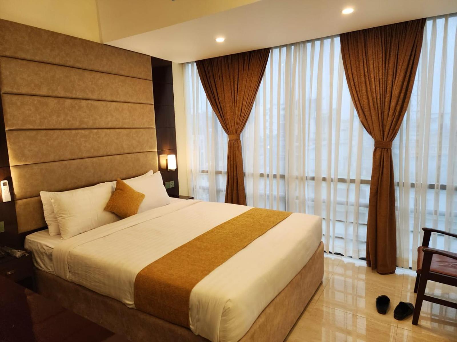 White Park Hotel & Suites Chittagong Esterno foto