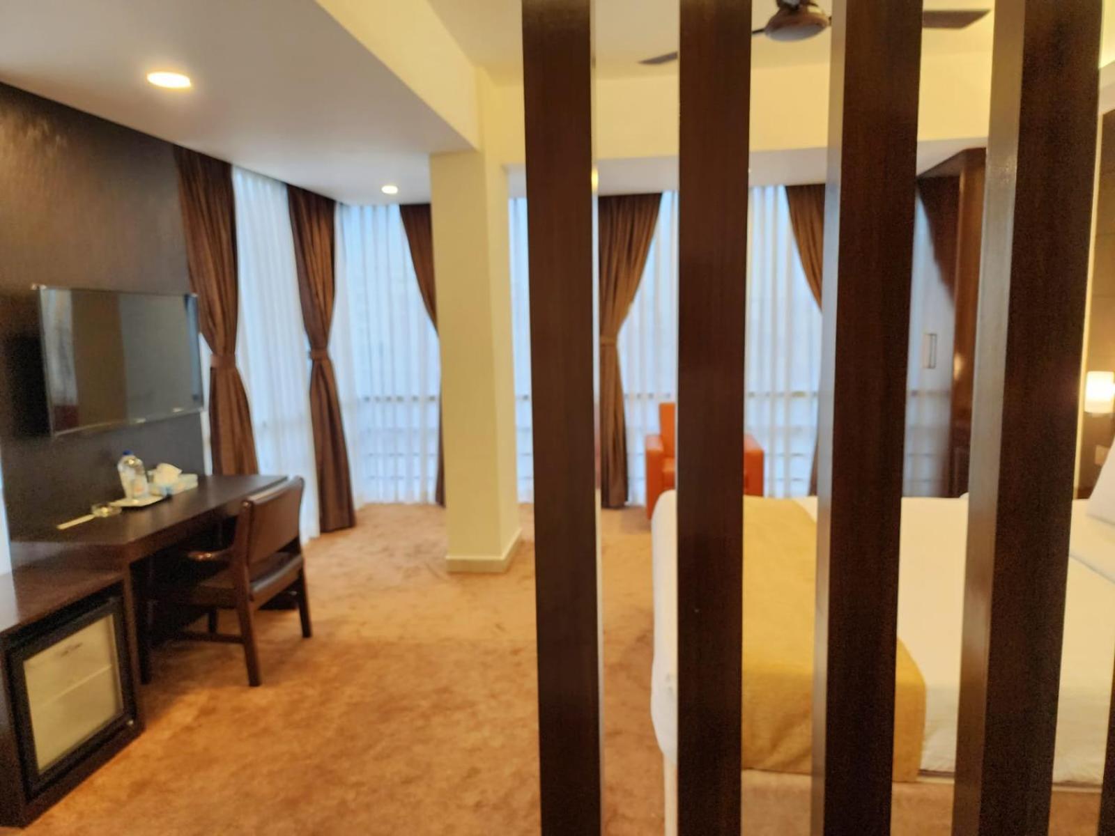 White Park Hotel & Suites Chittagong Esterno foto