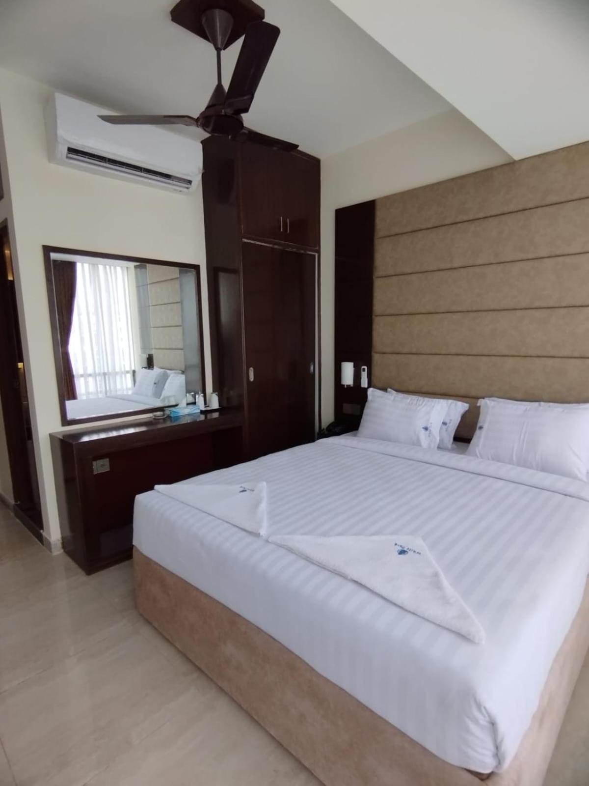 White Park Hotel & Suites Chittagong Esterno foto