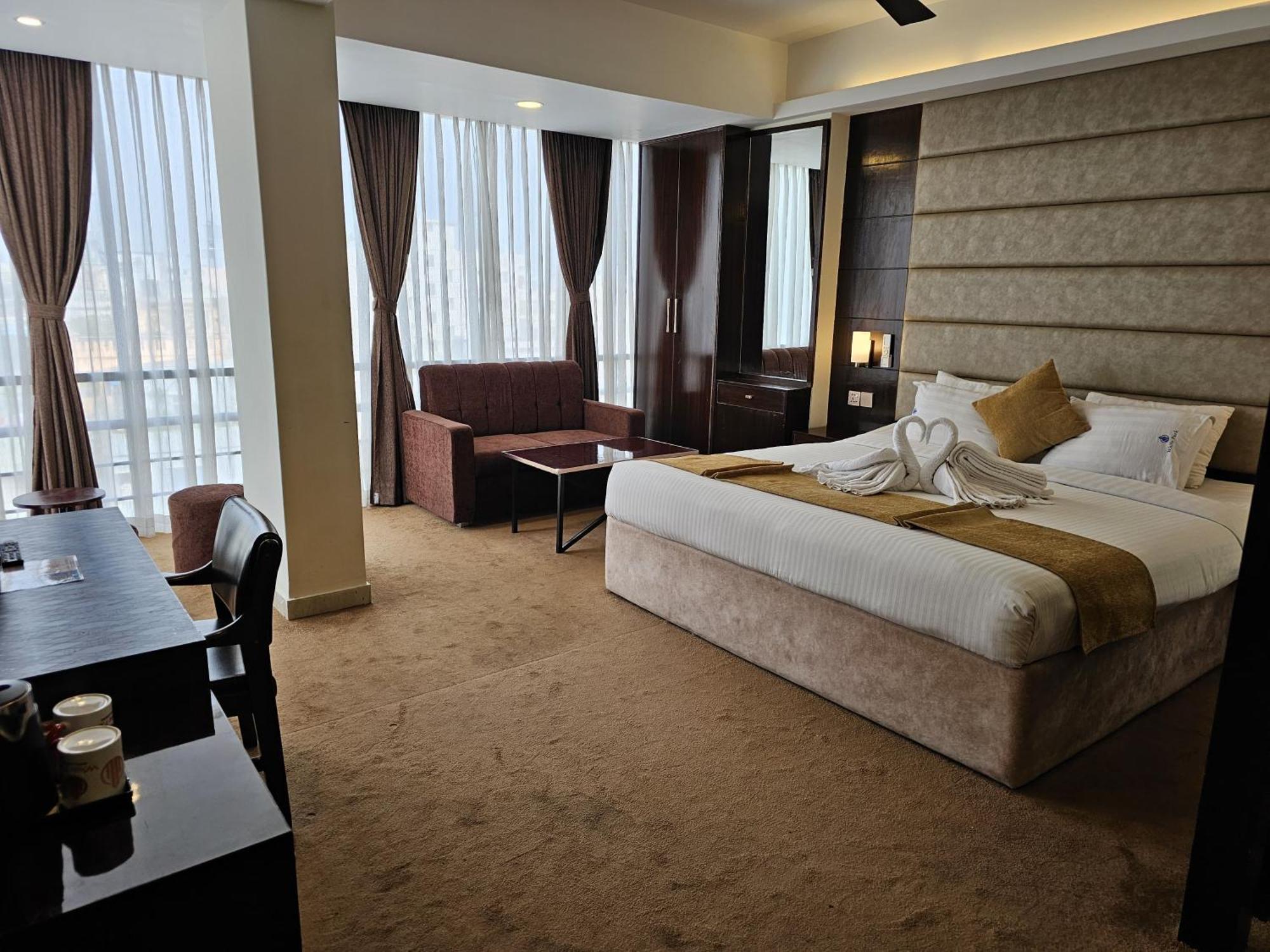 White Park Hotel & Suites Chittagong Esterno foto