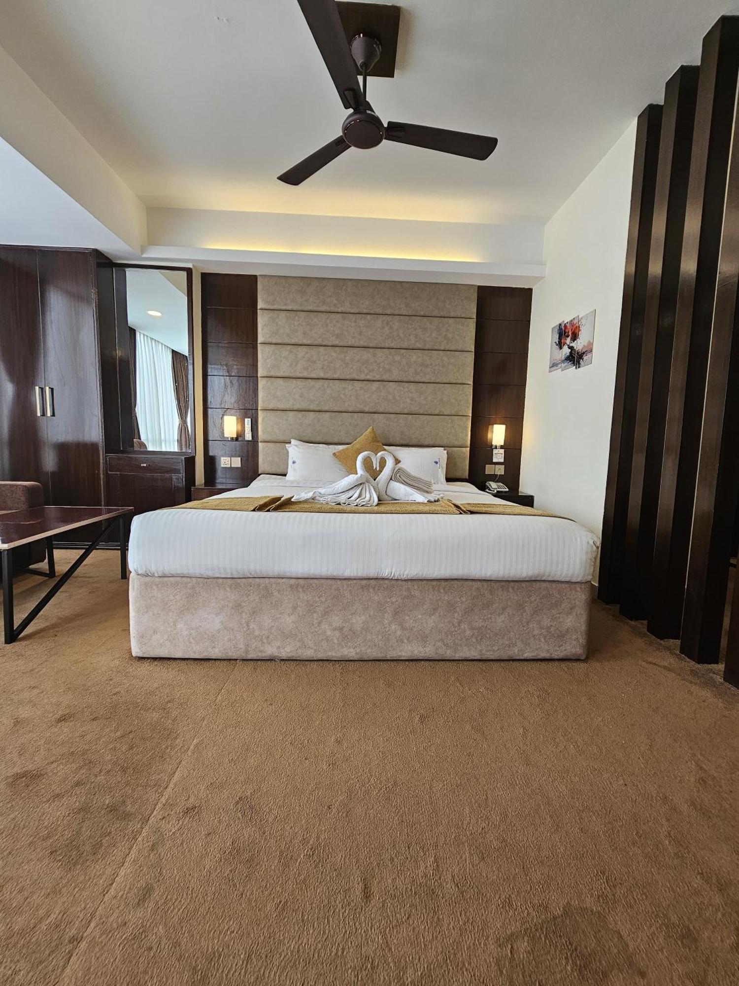 White Park Hotel & Suites Chittagong Esterno foto