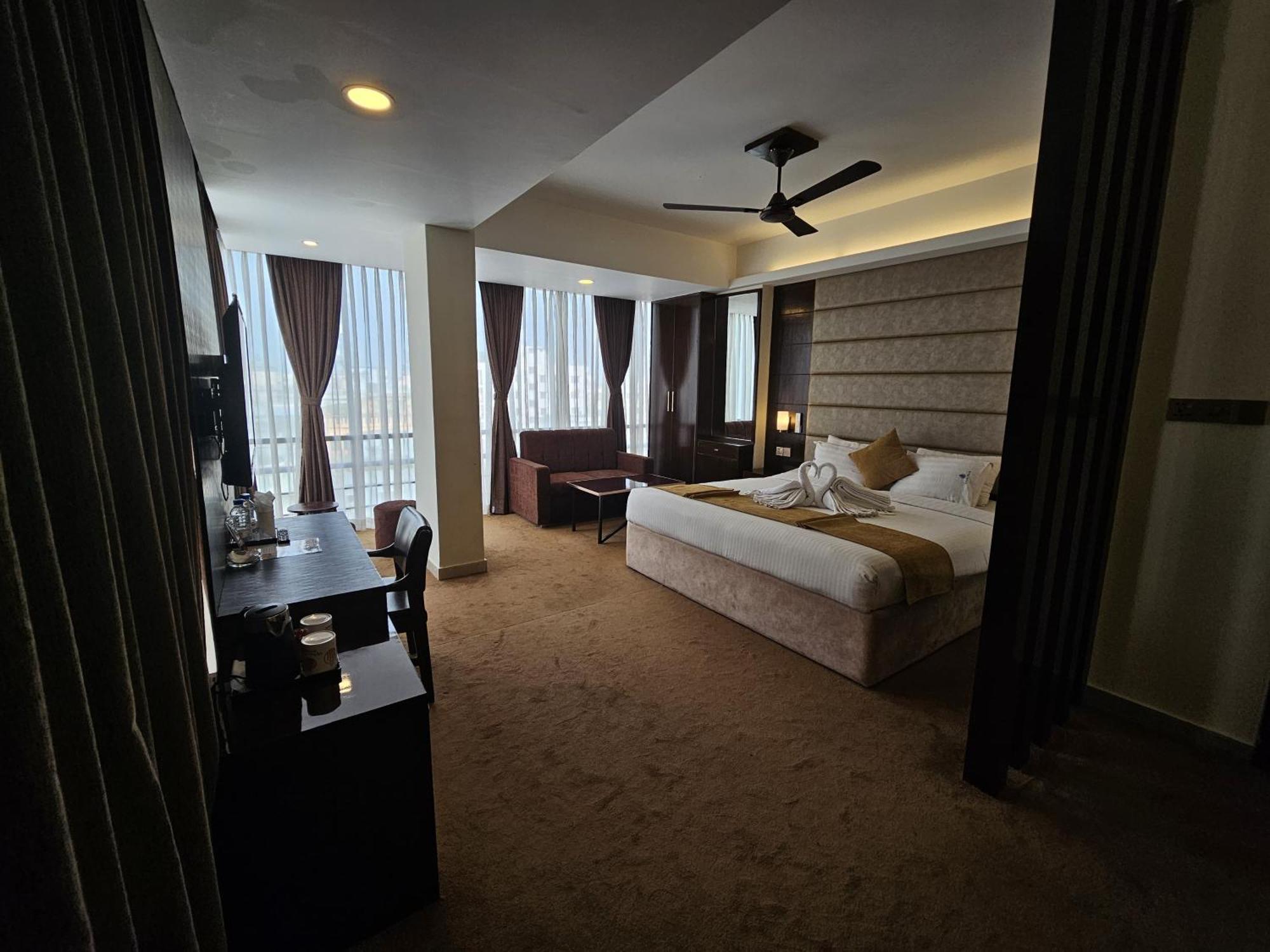 White Park Hotel & Suites Chittagong Esterno foto